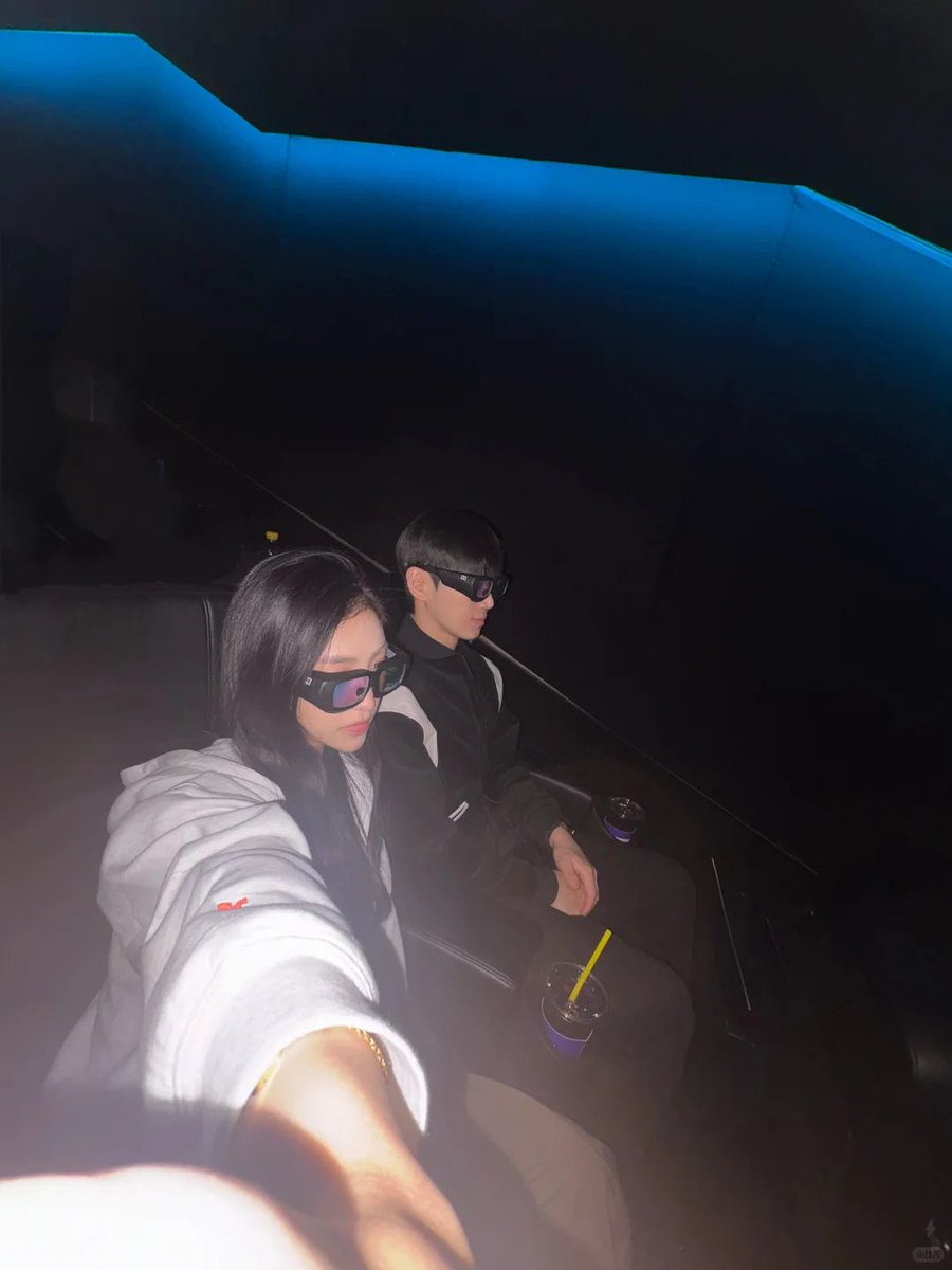 Watever177t's tweet photo. 刚回国就迫不及待地见面 一晚上累坏了 https://t.co/WFUag07GKe