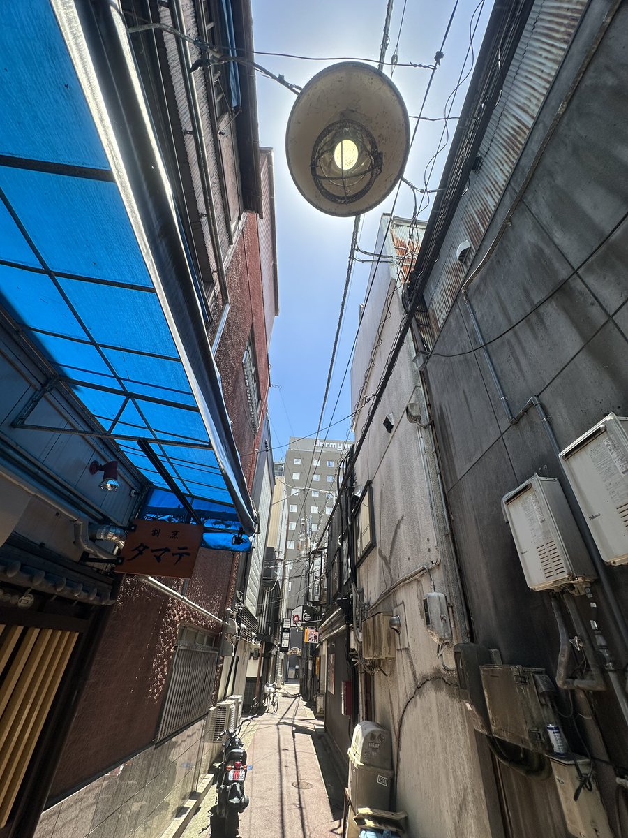 HiroTakeuchi's tweet image. Narrow alley.

#narrowalley
#alley
#路地