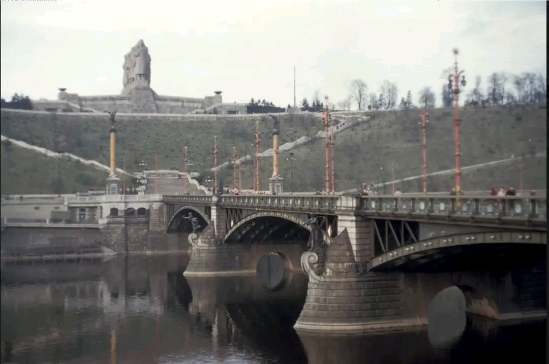 Jablonecak30362's tweet photo. Dne 1.5. 1955 byl odhalen Stalinův pomník. A pak dne 19.10. 1962 pražským obyvatelům bylo řečeno, aby zůstali doma a byl odstřel Stalina. Je tu n jaký pamětník? 😉🤦😄
#retro
#Letna
#Praha https://t.co/jusYEAnYsl