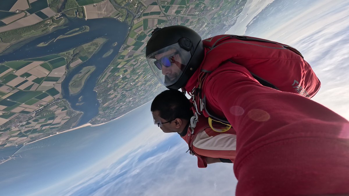 Rami_Yannam's tweet photo. @SunRisers An orange army fan went for skydiving at 13000ft in Netherlands 🇳🇱 with @SunRisers jersey, take the jersey everywhere https://t.co/S4x5J0tfqI