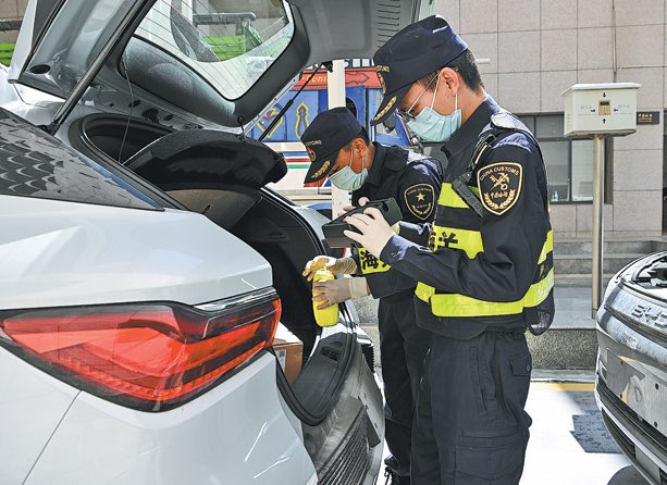 KangbaTV's tweet image. Exports of new #energy vehicles, #photovoltaic products, and #lithium batteries from #Xizang recorded an impressive surge in the first quarter of 2026. Exports in this category reached 72.73 million yuan ($10.63 million). #Tibetan  #newenergy