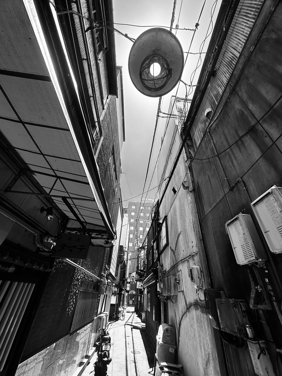 HiroTakeuchi's tweet image. Narrow alley.

#narrowalley
#alley
#路地
#blackandgrayphoto
#monochromephoto