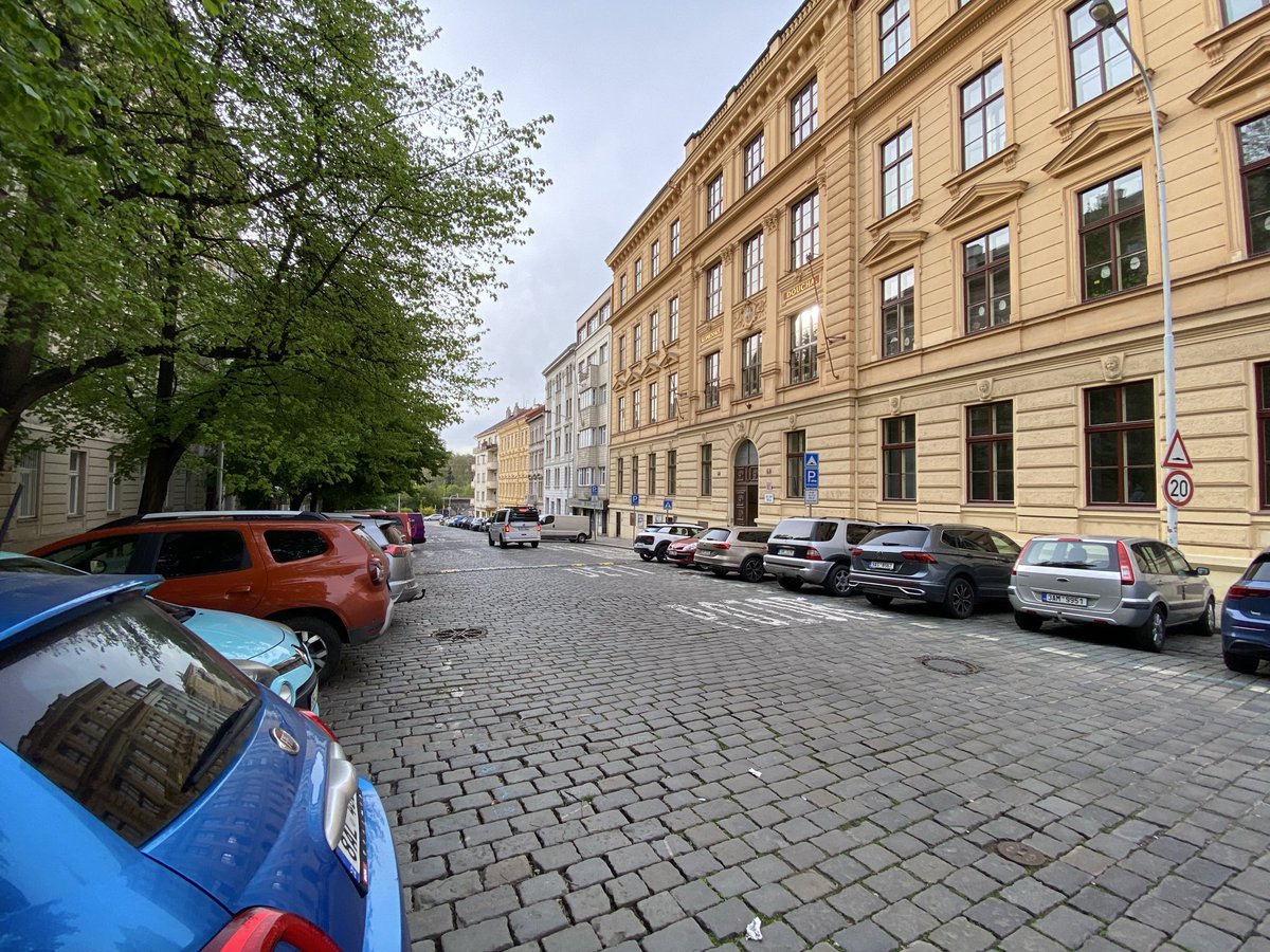 PragueMaticMess's tweet photo. I would love to see this street turned into a proper school street, as @CT24zive was talking about recently. When is it coming, @MC_Praha2? https://t.co/JFkYhV8waI