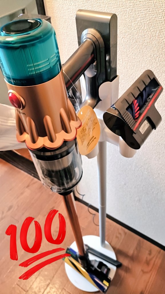 metesan0212's tweet photo. 彼氏が買ってくれたダイソンの最新型、ついに！我が家に！！やってきました！！！！😚💕

お掃除たのちぃぃぃぃぃぃぃ🫨😇✨ https://t.co/giLgY0dlFI