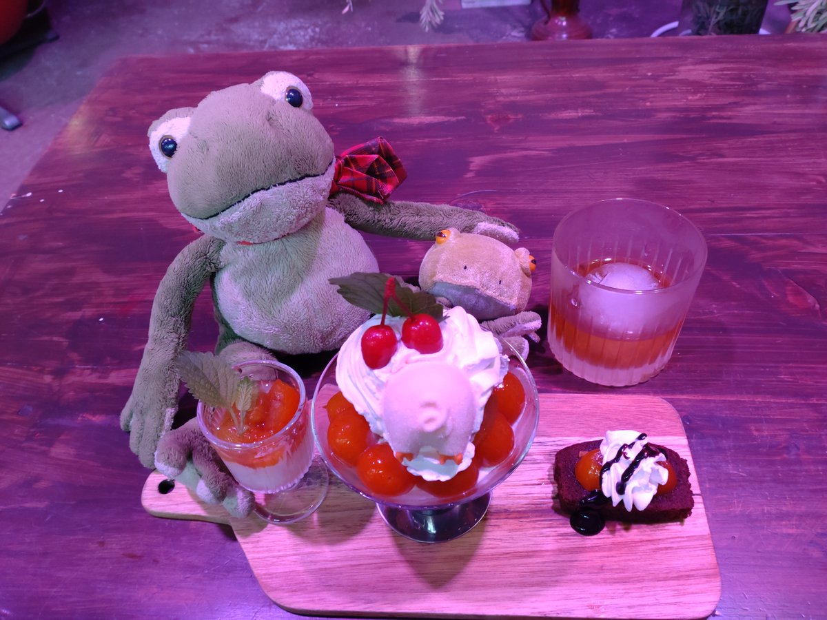 秘密基地植物園とカフェバー

角煮＆ビール！
うまい〜♪

好物の金柑パフェ＆ブランデー！
チョコ味と金柑の甘煮はベストマッチ♥

しあわせ〜☆
(⁠人⁠*⁠´⁠∀⁠｀⁠)⁠｡⁠*ﾟ⁠+