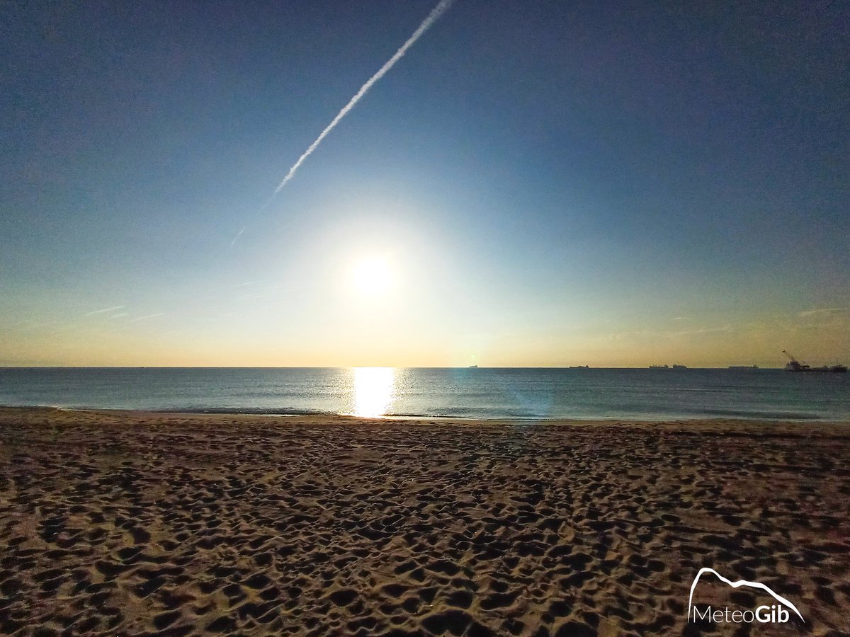 MeteoGib_'s tweet image. #Gibraltar #EasternBeach - 30/04 - this morning's gorgeous #sunny #sunrise for a change, and the last of April 2026 

#ThursdayMotivation