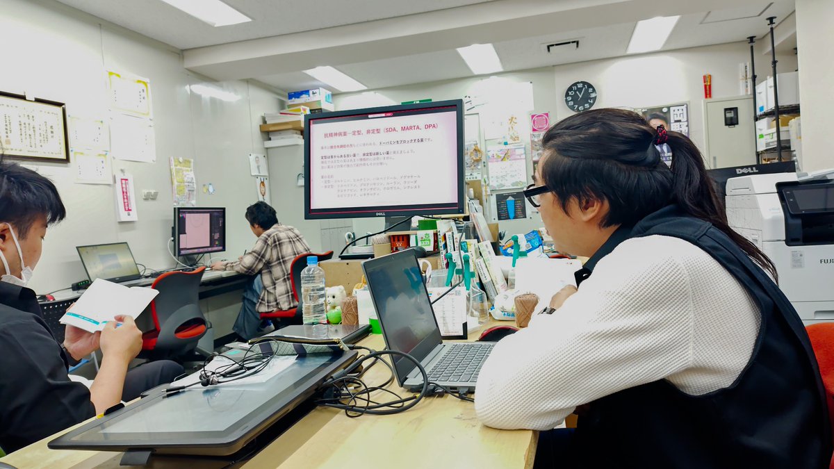 npocra's tweet photo. 先日、ネストラボ京都スタッフによる「処方薬についての知識」をテーマにした講座を開催したでござる！
講座では、病気と薬の関係をあらためて確認し、使用上の注意事項の大事さをみんなで学びました。
利用者のみなさんは、時折ご自身のお薬手帳をみながら講義に集中していました。 https://t.co/H8sIQ3Gezg