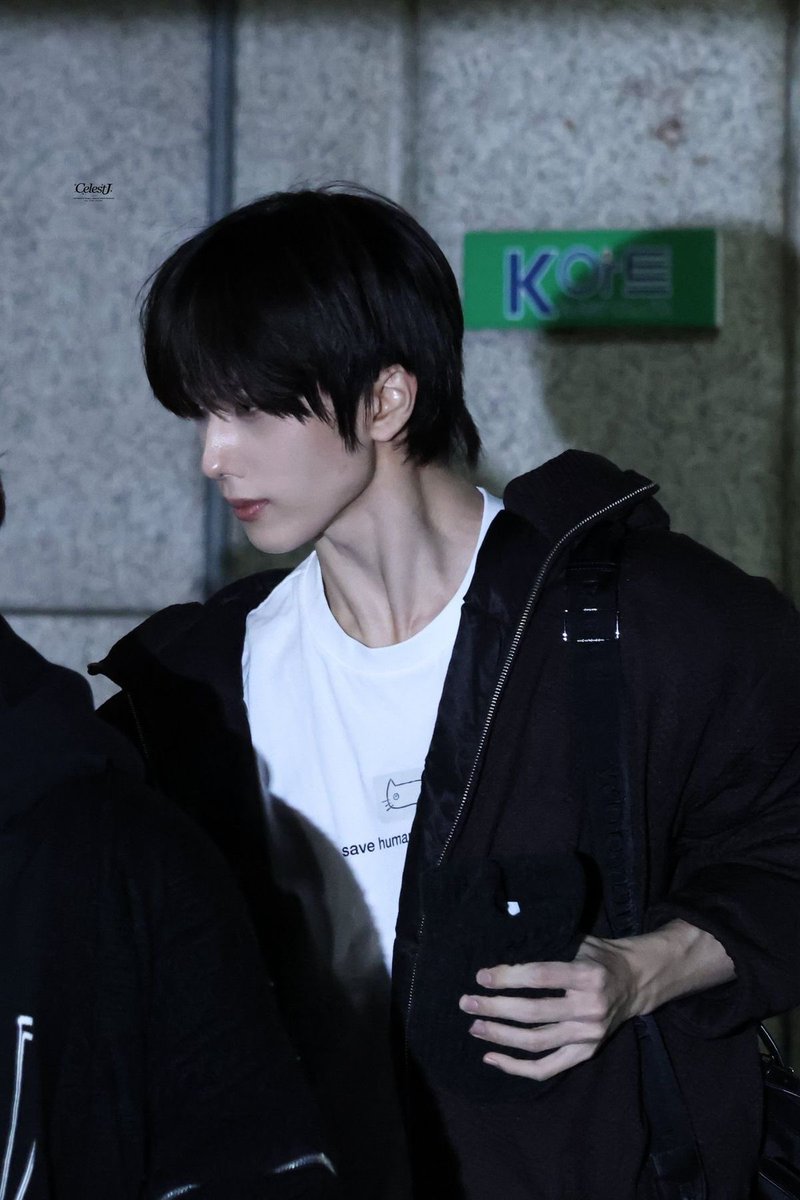 -좋아하는 지성이의 외적인 요소 중 하나-
목 뼈대..💕