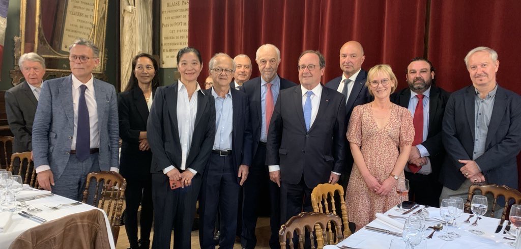 JMCambaceres's tweet image. Diner-débat avec @fhollande. «Situation internationale: que faire?». Face aux «empires», #France et #Europe doivent avoir + de souveraineté  solidaire et proposer une «#troisièmealliance» aux pays défendant valeurs: #démocratie, #écologie, droit international, #liberté et #paix.
