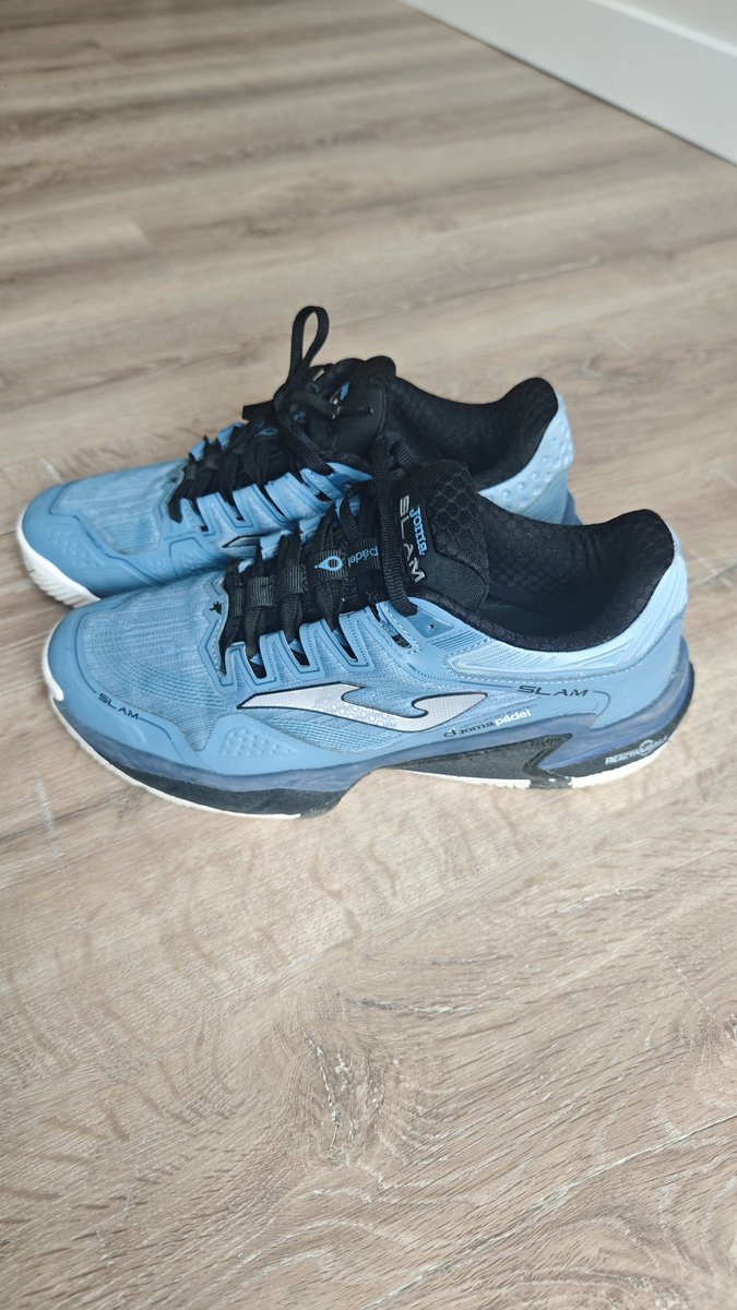 matumbilla's tweet photo. Mi mujer me regaló estas @JomaSport con toda su ilusión para que pudiese disfrutar del pádel. El primer partido pensé que eran las zapatillas más cómodas que había usado. El siguiente partido empezó mi calvario... Como se puede apreciar, tienen un refuerzo en la parte delantera⬇️ https://t.co/2maWINYdWO