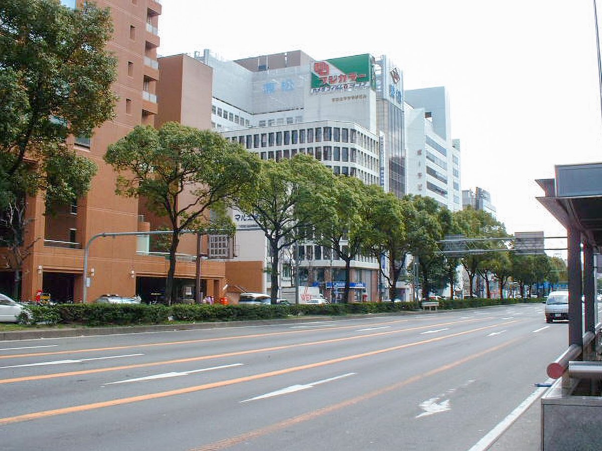 2001年4月1日撮影。名古屋の地下鉄伏見駅周辺。ミノルタのビルの向かい側にフジカラーの看板があった頃・・・