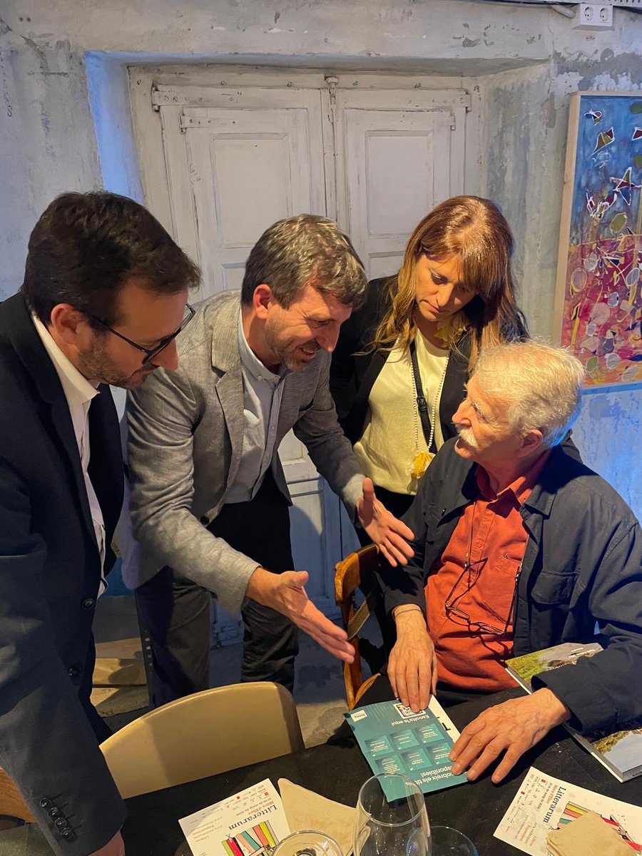 JuntsxEbre's tweet photo. El president de vegueria, @felipmonclus i l’alcalde de Móra d’Ebre, @rubenbiarnes van assistir ahir a Tortosa a l’acte emmarcat en la 19a Fira Litterarum, amb la presentació del llibre “Totes les cançons” de Vicent Torrent i el posterior sopar-homenatge.

Cultura, llengua i país! https://t.co/SLxfV1UMFk