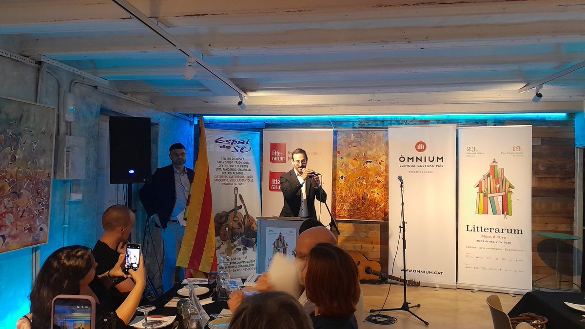 JuntsxEbre's tweet photo. El president de vegueria, @felipmonclus i l’alcalde de Móra d’Ebre, @rubenbiarnes van assistir ahir a Tortosa a l’acte emmarcat en la 19a Fira Litterarum, amb la presentació del llibre “Totes les cançons” de Vicent Torrent i el posterior sopar-homenatge.

Cultura, llengua i país! https://t.co/SLxfV1UMFk