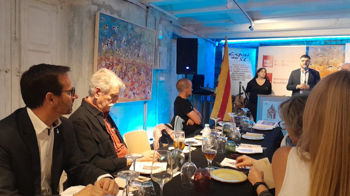JuntsxEbre's tweet photo. El president de vegueria, @felipmonclus i l’alcalde de Móra d’Ebre, @rubenbiarnes van assistir ahir a Tortosa a l’acte emmarcat en la 19a Fira Litterarum, amb la presentació del llibre “Totes les cançons” de Vicent Torrent i el posterior sopar-homenatge.

Cultura, llengua i país! https://t.co/SLxfV1UMFk