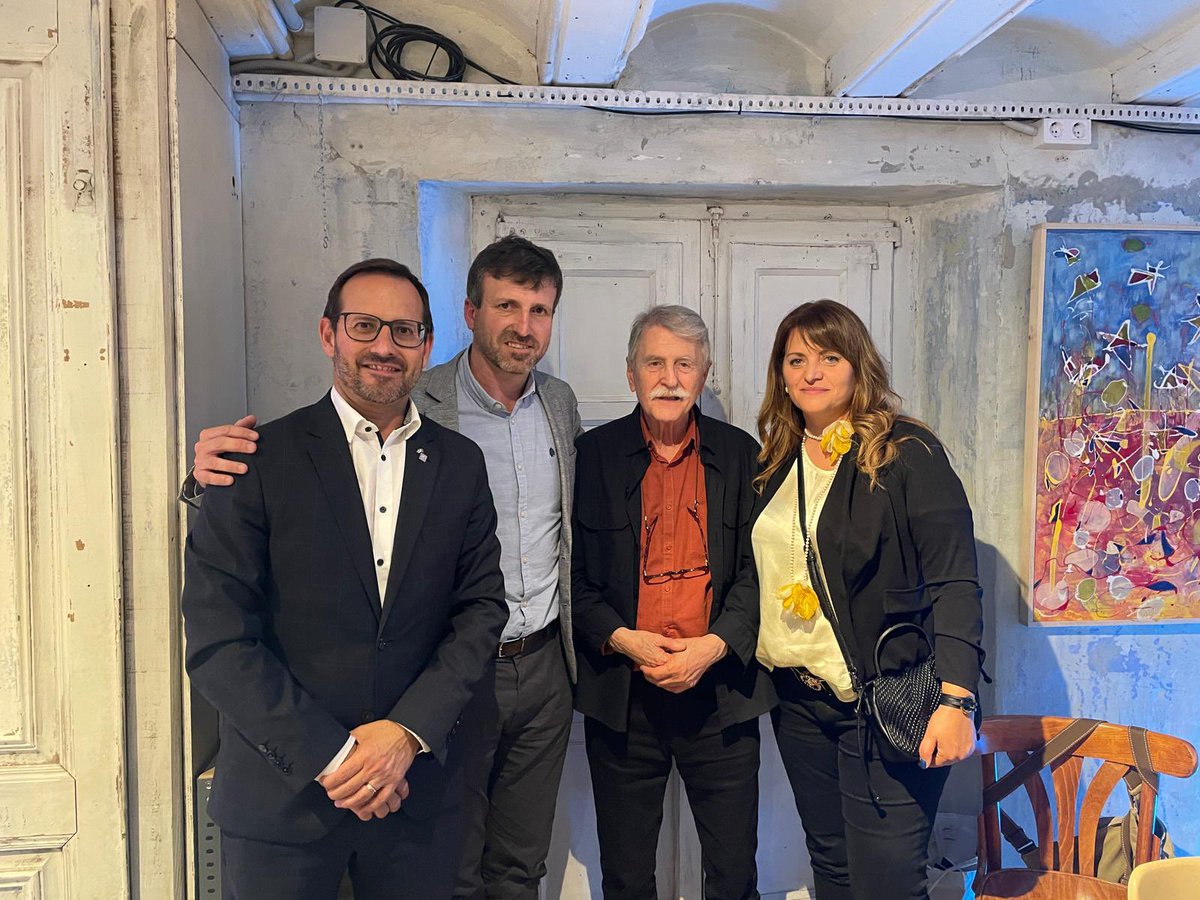 JuntsxEbre's tweet photo. El president de vegueria, @felipmonclus i l’alcalde de Móra d’Ebre, @rubenbiarnes van assistir ahir a Tortosa a l’acte emmarcat en la 19a Fira Litterarum, amb la presentació del llibre “Totes les cançons” de Vicent Torrent i el posterior sopar-homenatge.

Cultura, llengua i país! https://t.co/SLxfV1UMFk