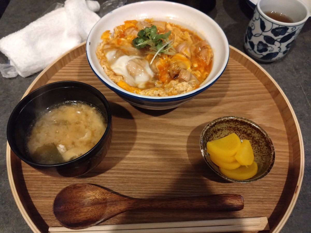 3104hashimoto's tweet photo. 焼鳥澤（たく）のランチ
親子丼です。ふわとろでめっちゃ美味い。鶏肉最高。
三鷹に来た際は是非。

昨日のはらいせに飯テロ画像… https://t.co/Qv1LxmEH1b