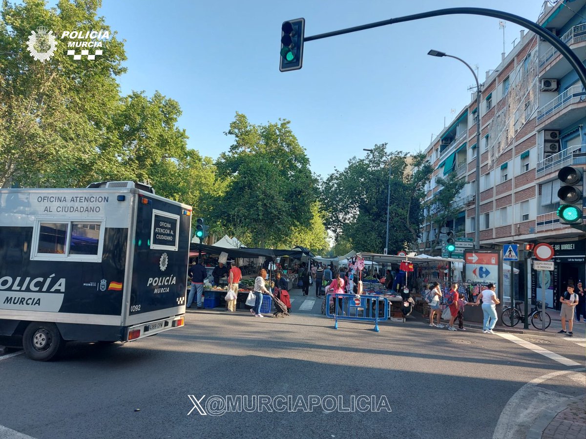 MurciaPolicia's tweet photo. Este viernes 1 de mayo NO habrá mercados semanales.
Hoy reforzamos la vigilancia en el mercado de #LaFama por tu seguridad.
✅ Mantén tus pertenencias a la vista. ✅ Bolso siempre cerrado y delante.
Cualquier incidencia, contacta con #OAC o 📞092.
#Murcia #SeguridadVial https://t.co/rnecYW1SLj