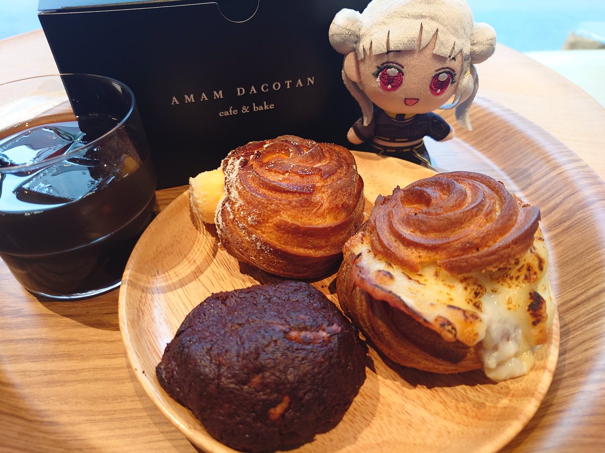 HalrPrinciple's tweet photo. 隣のパン屋さんのパンは食べたことあったけど、今日はカフェの方へ～
種類多くて迷った！！
シュー生地の惣菜シュー(？)は新しかったし美味しかった😌
#あいかちゃん #ちぃちゃん   
#AMAMDACOTAN cafe &amp; bake #カフェ巡り https://t.co/5cOePNG2fC