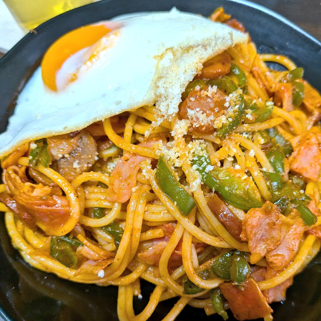 Mitchy's Napolitanようやく1回目🍝
甘めだというレポを見たのでブラックペッパー振ったけどもっと振ればよかったか😇トマトケチャップの酸味も飛んじゃってるからケチャップ出したいぐらいだぞ🙊
物足りないのは私が濃い味好きだからか？🤣