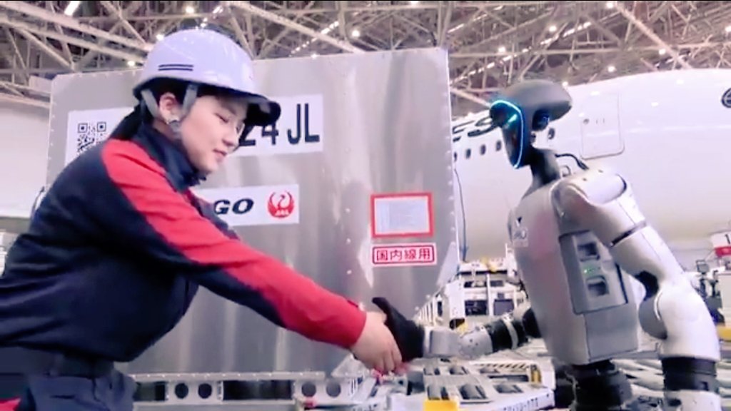 nanana365media's tweet image. 🔴JAPON 🇯🇵| #JapanAirlines annonce tester à partir de Mai, des robots humanoïdes pour la manutention des bagages et le nettoyage des avions à l'aéroport Haneda de Tokyo.  La compagnie aérienne et #GMO invoquent une pénurie de main-d'œuvre et l'augmentation du nombre de touristes.