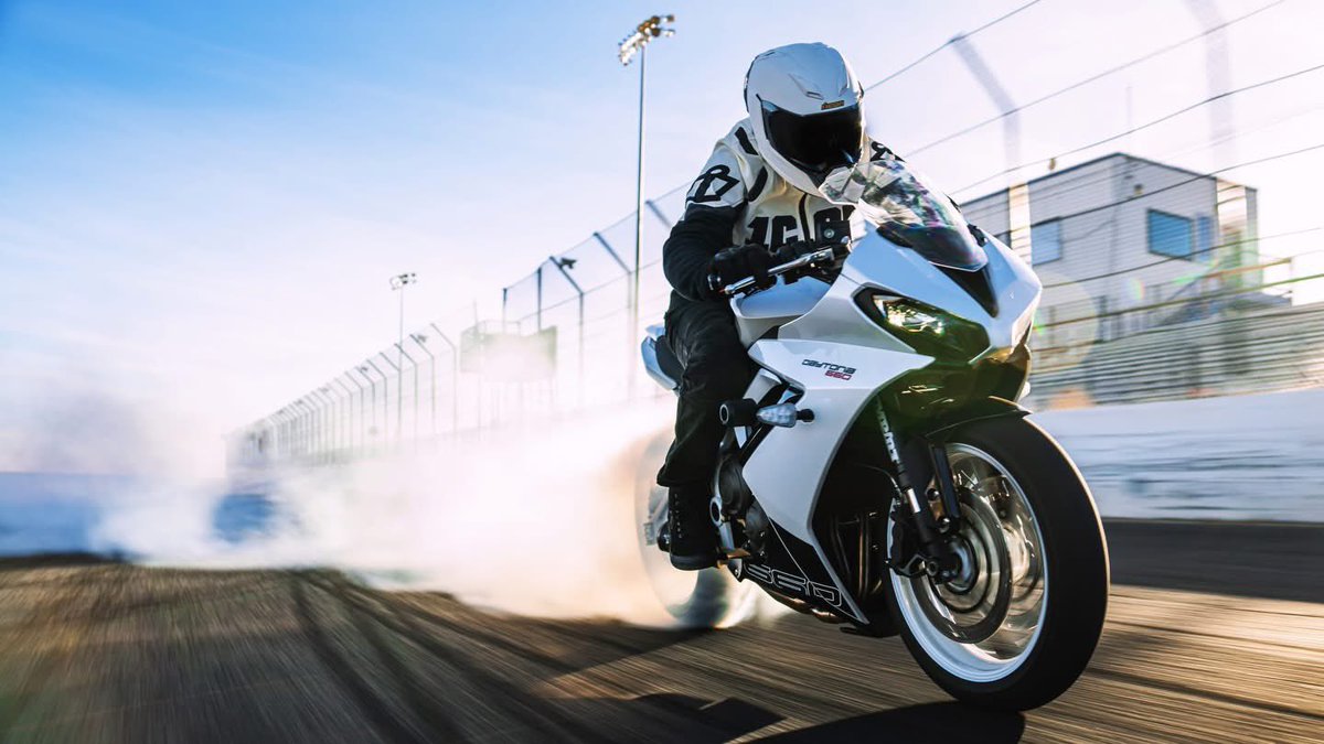 AFGMOTO's tweet photo. ICONヘルメットはMIPSライナーを採用しているモデルもありますが、ULTRAFLITEシリーズは全て標準装備!衝撃を受けた際にMIPSライナーが動くことで脳細胞へのダメージを大幅に軽減できる優れもの。安全にカッコよく、ICON😎
#iconmotosports #afgmotosports #ヘルメット #Mips #バイクファッション https://t.co/AAa4HFnz1j