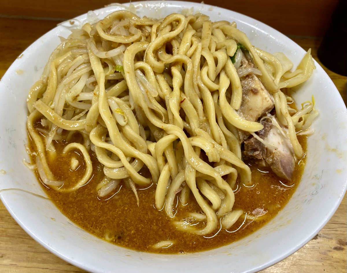 今日の麺活🍥＃ラーメン二郎立川店
T2(坦々風)ラーメンニンニクネギ生たまご
ほんのり胡麻な粘度高めのスープは塩味穏やかで二郎感は薄めながら麺によく絡んで美味！ネギは思っていた通りこのスープにはバッチリ合う！豚は噛むと柔らかい赤身で味染み少なめ！生たまごより生姜だったなと思いつつ完食😋