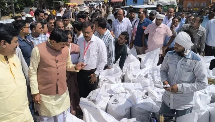 DeshbandhuMp's tweet image. deshbandhump.com/post/cm-dr-moh…
खरगोन के गेहूं खरीदी केंद्र पहुंचे CM डॉ. मोहन यादव, किसानों के साथ पी चाय और परखी व्यवस्थाएं
#CMMohanYadav #MadhyaPradesh #WheatProcurement #Khargone #MPGovernment #AgricultureNews #WheatPurchase
@DrMohanYadav51 @CMMadhyaPradesh  @AshwiniVaishnaw