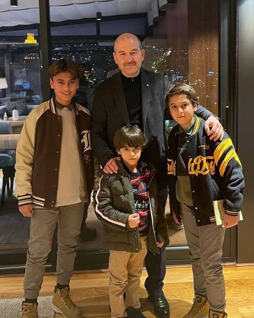 GNE87620832's tweet photo. Ahlakı, ile birlikte, 
 'saldırdı'
kelimesini kullanacak kadar,
 akıl sağlığını  yitirmiş olan,
 aynı zamanda kinden, nefretten gözleri kör olan
 satılmışoğlu satılmış  kalemlerin attığı iftiralarla dolu olan 
Sözcü Gazetesi,
 okunmaya layık bir gazete değil, 
en fazla  yerde paspas olmaya layıktır.
Çünkü başka işe yaramaz.

Devletimize, Milletimize, hizmet eden, siyasi hayatı başarılar ile dolu olan, siyasete ömrünü veren, kırk yılı aşkın bir süredir siyasetin içinde olan,
 Süleyman SOYLU'YA, 
bu alçakça, iftiraları atanların, haberleri tamamen saptıranların, mutlaka hukuk önünde hesabını vermesi, hukuk sistemi içinde bedelini ödemesi gerekir.

"Saldırdı' kelimesini kullanan, 
gazeteci değil, ahlakını, aklını, vicdanını, namusunu yitirmiştir.
Sayın Soylu, atılan iftiraların, manipülasyonların hiç birini
 hak etmemektedir 
Gazetecilik, eli kalem tutan herkesin yapacağı bir meslek değildir 
Gazeteci gerektiğinde risk alan fakat kalemini asla satmayan, çamur atmayan kişidir.

Başkalarının tetikçiliğini 
yapmayan kişidir.
Medya ve siyaset bir madalyonun iki yüzü gibidir.

Siyasetçiler de, medya sektöründe görev yapanlar da, birbirlerini tanırlar, röportaj vesilesi ile görüşürler.

Basın dünyamızın deneyimli eski isimleri, bir çok siyasetçiden siyaseti daha iyi bilir.
 Medya kapalı bir kutu değil,
 yurt dışında da etkilidir.

Her şeyden önce önce gazetecilik, iftira atmak değildir, iftira atan ahlakı bozuk insanların işi de olmamalıdır.
Dördüncü kuvvet olarak bilinen medyanın değerini düşüren tetikçilere, ' gazeteci' denilmesi yanlıştır. 

Türk Basını, yurt dışında ülkemizin başını öne eğdiren, ülkemizi zor duruma sokan, Değerli Devlet Adamlarını karalayan bir kurum olmamalı, böyle kişiler de, Türk Basını'nın içinde yer almamalıdır. 

Sözün özü, her satılmış kalemin boynundaki tasmayı tutan bir sahibi bir de fiyatı vardır.
O, ahlak yoksunu, iftiracı satılmış kalemin tasmasını tutan sahibi bilsin ki, 
Süleyman Soylu Bakan'ın, Türk Milleti'nde, olağanüstü bir karşılığı vardır.
Amaçlarınıza ulaşamayacaksınız, yaptığınız kötülükler ayaklarınıza dolanacak ve kimseyi zehirli düşünceleriniz ile zehirleyemeyeceksiniz.

Su taşıdığınız manipülasyon değirmeni ilk önce Sizin gibi manipülasyoncuları öğütecek 
@suleymansoylu