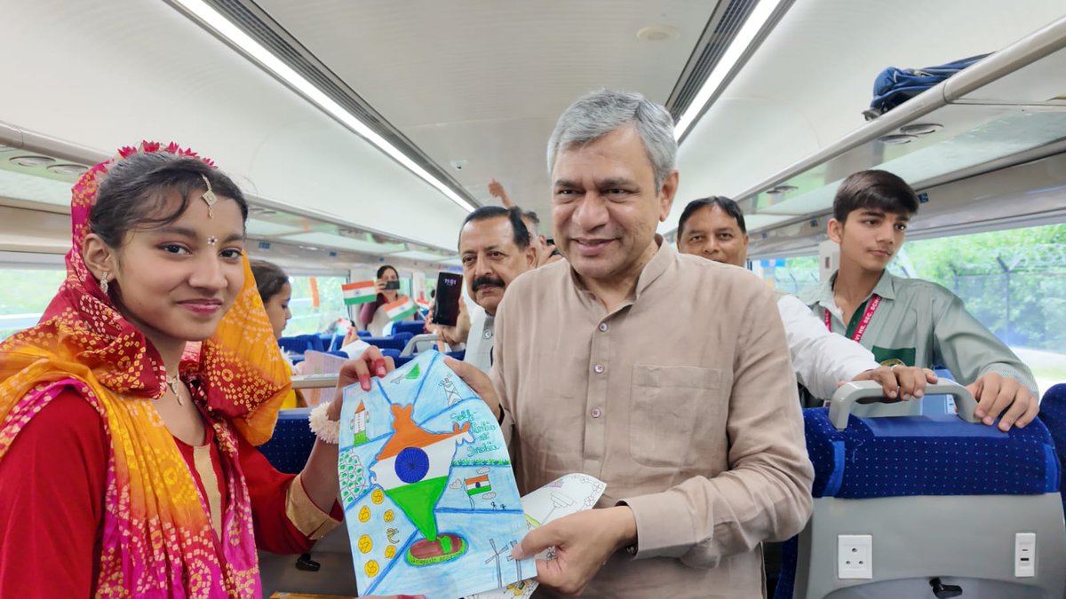 RailwayNorthern's tweet image. नन्हे हाथों की कला! 🖼

माननीय रेल मंत्री श्री @AshwiniVaishnaw जी की स्कूली छात्र-छात्राओं संग मुलाकात।

#VandeBharat @RailMinIndia