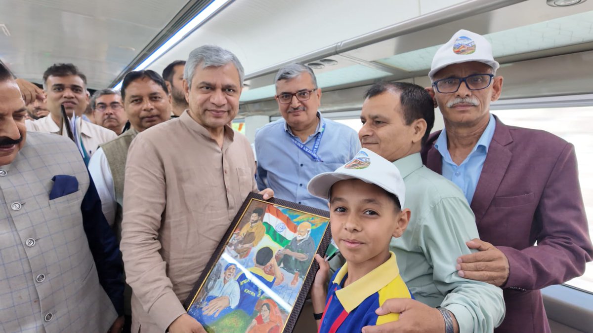 RailwayNorthern's tweet image. नन्हे हाथों की कला! 🖼

माननीय रेल मंत्री श्री @AshwiniVaishnaw जी की स्कूली छात्र-छात्राओं संग मुलाकात।

#VandeBharat @RailMinIndia