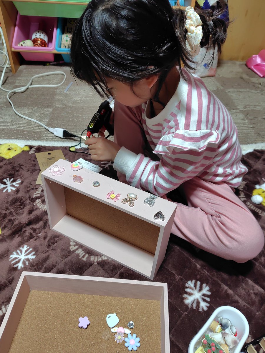 まだ危ないかなぁ～と先延ばしにしてきたけど、危機管理は高い(怖がり)ので、絶対先を触らない約束でグルーガンデビュー！

私が使ってんのを見てずっとやりたがってたので。

……まあ、パーツ代とか諸々高くついたけど😂