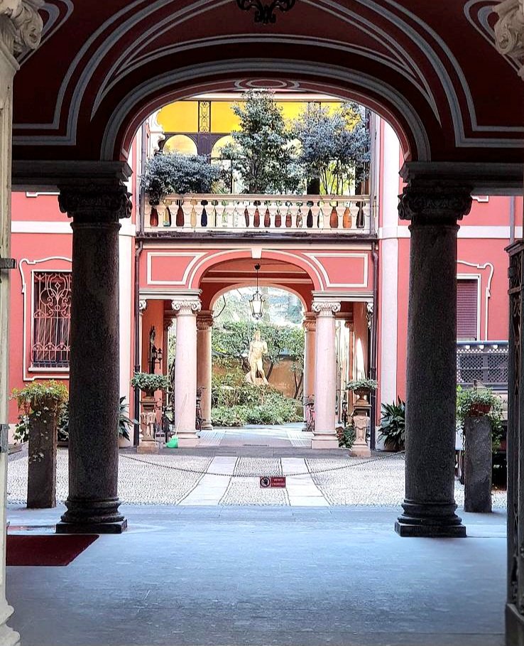 LoredanaStella's tweet photo. La bellezza dei cortili nascosti. Dietro ogni portone si nasconde una bellissima visone. Buongiorno a tutti 🌸
#30aprile #buongiornoatutti #atrio https://t.co/6paPIJhdqD