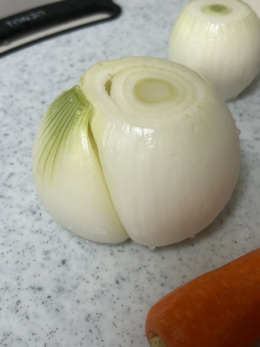 玉ねぎ皮剥いたら双子ちゃん。
初めて見たかも👀
芯が片方の１個しか無いんやけど？どうやって育ったのかな？
今晩のご飯はカレーと、アボカドブロッコリーとエビのサラダ作った。
私はサラダしか食べないけどね🤣
マンジャロパワーでお腹減らない
niceマンジャロ❤️