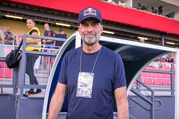 Off__thebench's tweet image. 🚨 𝗕𝗥𝗘𝗔𝗞𝗜𝗡𝗚: Real Madrid CF reportedly believe Jürgen Klopp will ACCEPT their offer to become the new head coach 🇩🇪

Massive move loading… ⏳

(Source: Josep Pedrerol)

#Klopp #RealMadrid #Liverpool #LaLiga #ManagerNews #Football #TransferNews