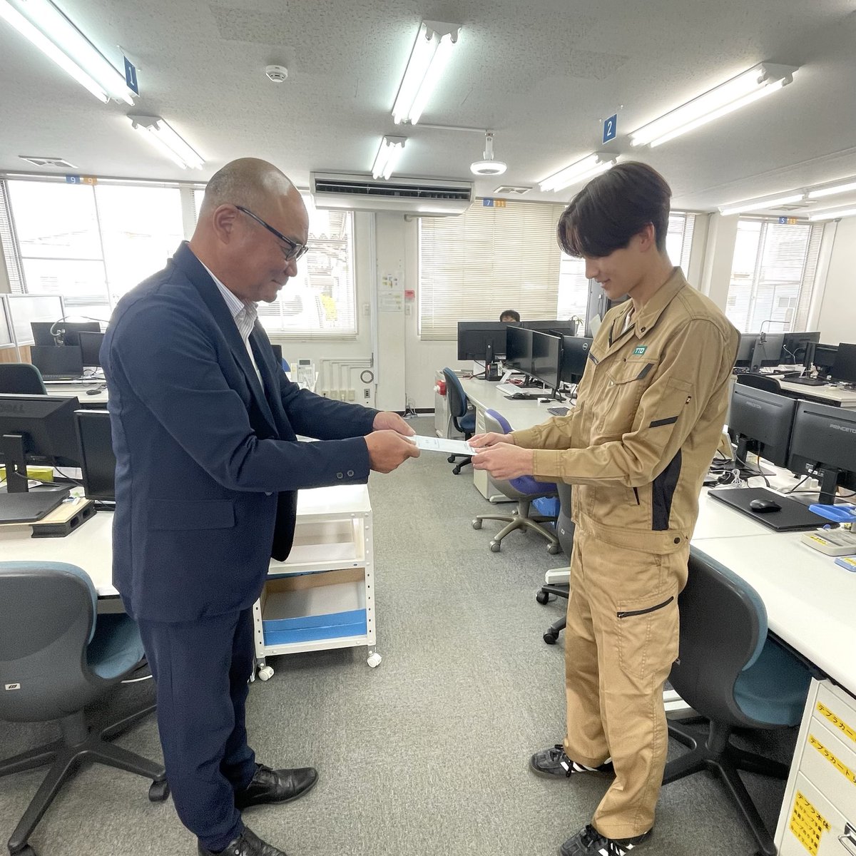 TTDsaiyou's tweet photo. 本日４月30日は新入社員の #初任給 支給日でした✨
当社では毎年、社長から直接、現金で初任給を手渡ししています。
少し緊張した様子の中にも社会人としての第一歩を踏み出した実感が伝わってきました。
これからどのように力を発揮していくのか、今後の歩みがとても楽しみです😊 https://t.co/Ouq3NSVYNC
