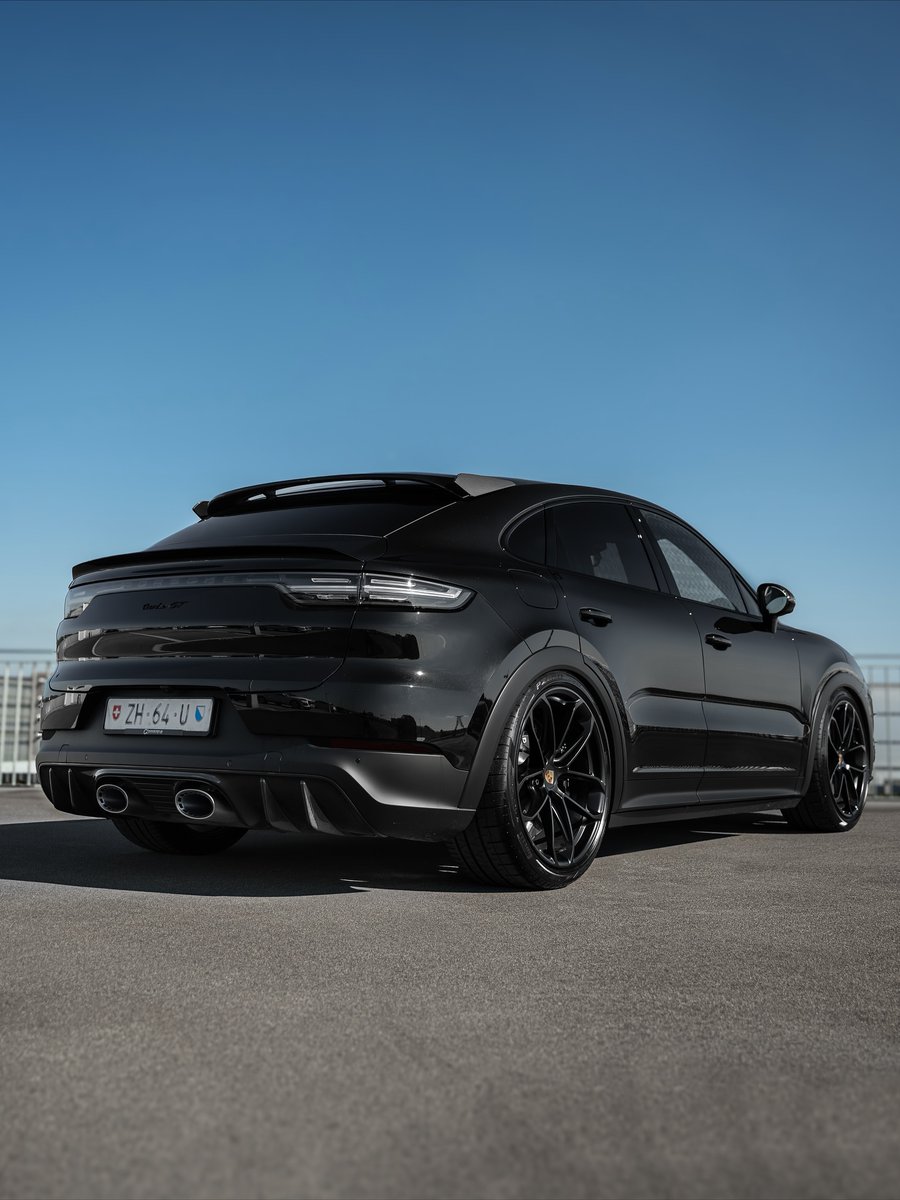 autochat360's tweet photo. Porsche Cayenne Turbo GT in black 🖤😮‍🔥 https://t.co/hQSHnUS9Zr
