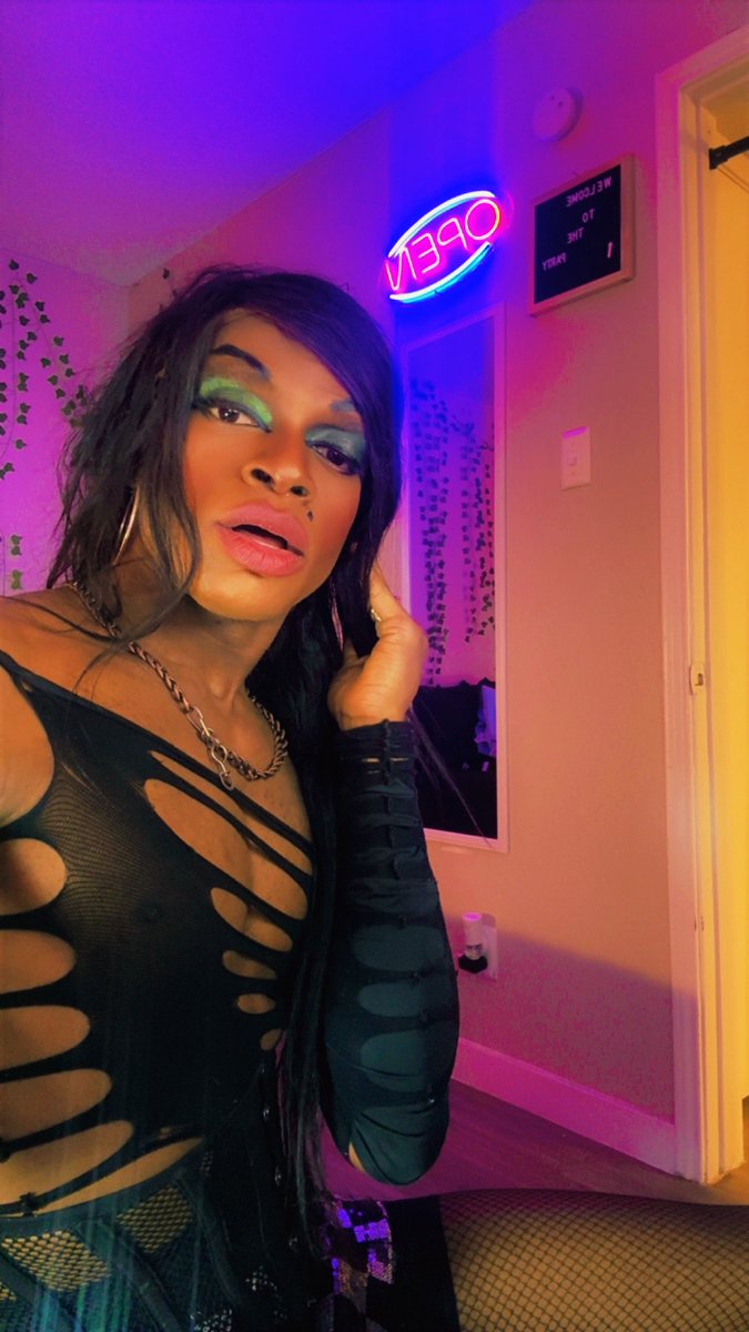 thisisstuntress's tweet photo. Sweating your weave out at the gig is kinda cunt tbh 🤭😝💕 https://t.co/iGlrQrvKFP