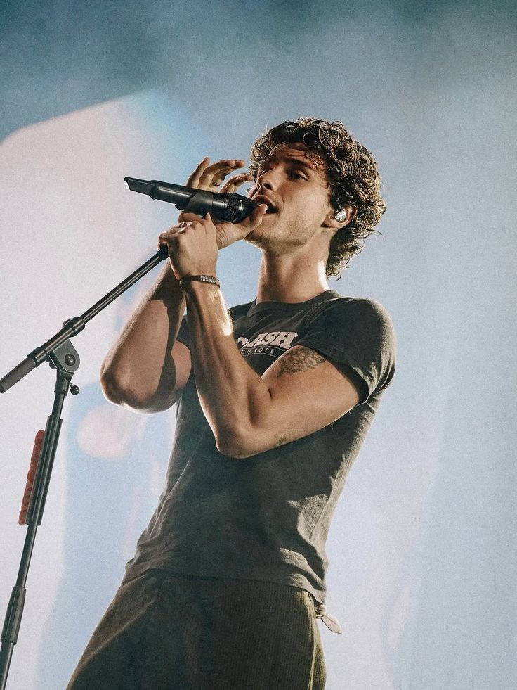 shawnmndessa's tweet photo. I miss shawn mendes https://t.co/YocU7QhUkc