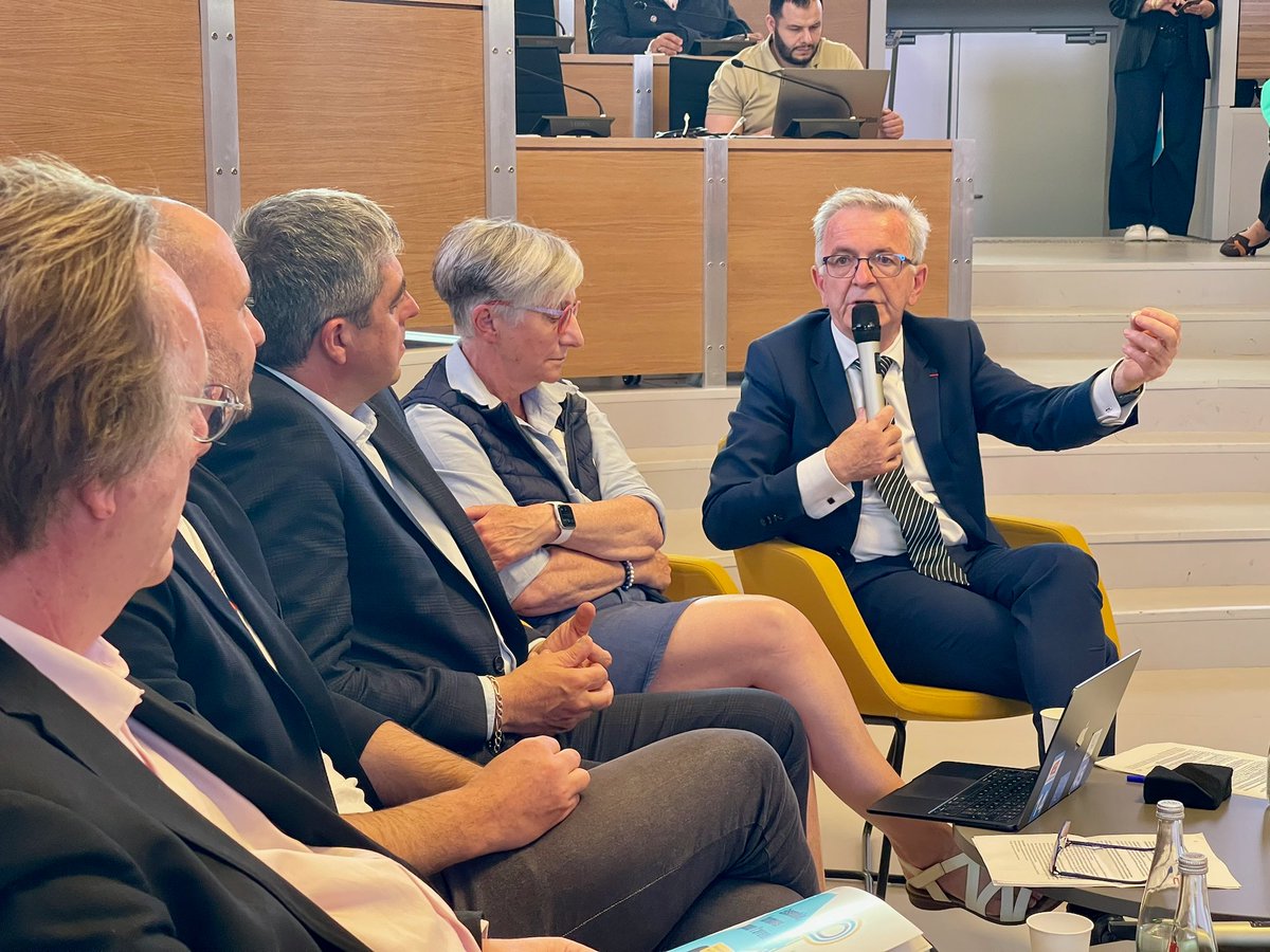 RCValdeLoire's tweet photo. #Économie 📊
📸 Retour sur la conférence régionale de l'Économie et de l'#Emploi en #CentreValdeLoire : élus et acteurs économiques réunis pour tirer le bilan du #SRDEII et préparer les enjeux à venir, autour de témoins engagés👥💬

🔗 https://t.co/OQ0J53VAvc https://t.co/H2yOtXbBtc