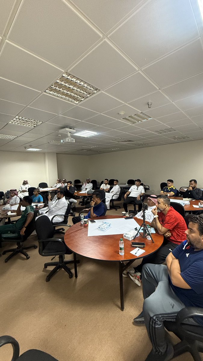 alahsacoaches's tweet photo. بداية دورة 
(منهجية الاتحاد السعودي الجديدة في تنظيم اجزاء الوحدة التدريبية )
المقامة بجامعة الملك فيصل 
يقدمها الكابتن احمد الذكرالله 
@KFU_st_affairs 
@KFUniversity 
@KFU_CMC https://t.co/e3eplRWFZV