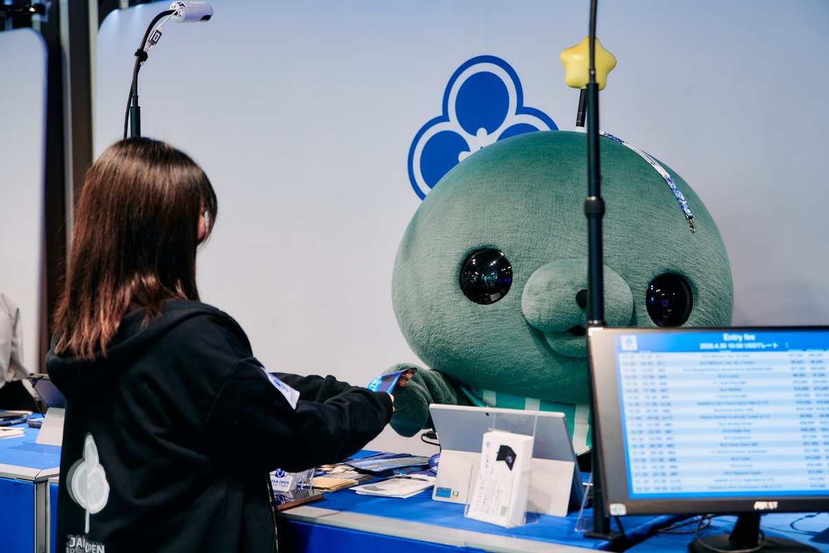 japanopenpoker's tweet photo. ／
JOPTに現れた刺客の正体は…！？⭐️
＼

なんと、JOPT会場にいたのは
教育番組 (@MNS_kyoiku) でお馴染みの タマ でした🎉

会場では、いろいろなお仕事をお手伝い中⁉️
あんな姿やこんな姿まで、
たくさんの表情を見せてくれました📸✨

#JOPT
#GWはJOPTでしょ
#教育番組 https://t.co/kyiWaRgntw