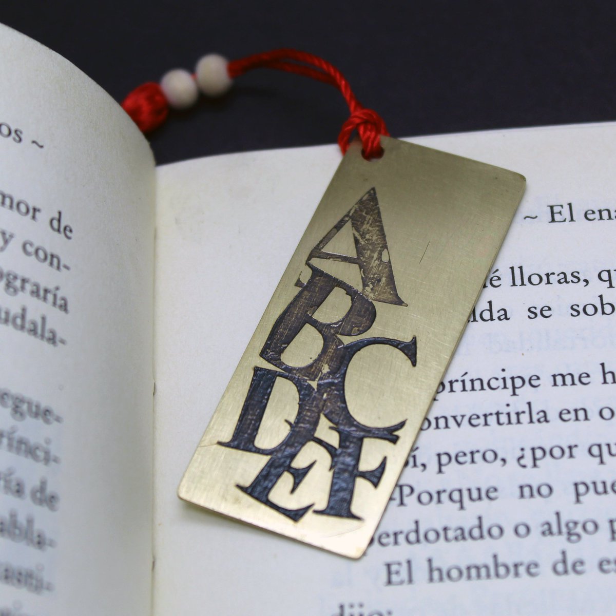Plataica's tweet image. 📚 No hay mejor momento que el de la lectura "agustito", no pierdas el hilo...#Marcapáginas 📖  de latón con grabado de letras

👉 bit.ly/3PNevqz

#joyeríaartesanal #hechoamano #envíogratis