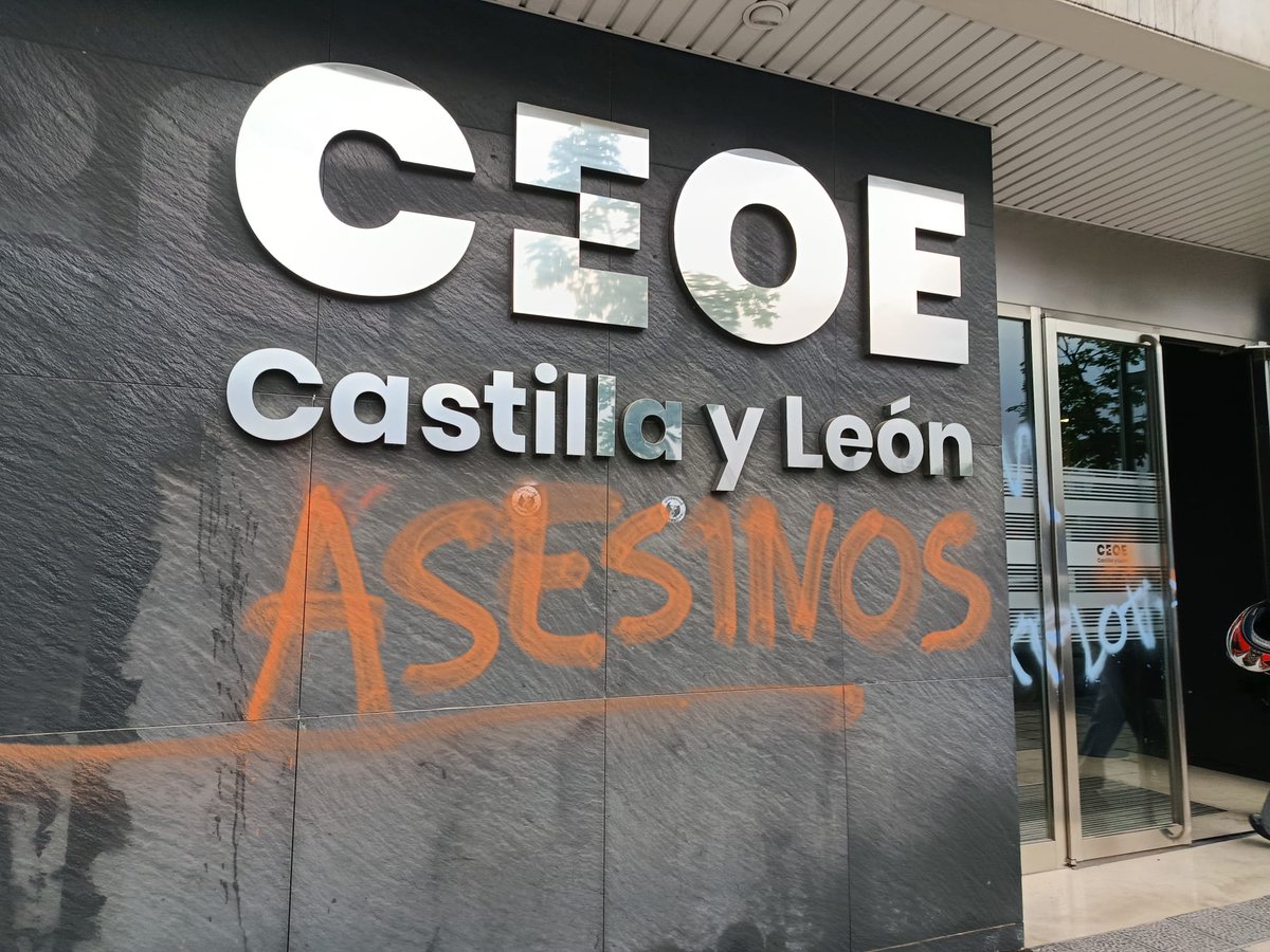 ceoe_cyl's tweet photo. Desde @ceoe_cyl expresamos nuestra más firme #condena ante los actos vandálicos sobre nuestra sede. 
Sólo a través del respeto mutuo, el #diálogo constructivo y el cumplimiento de la legalidad podemos avanzar hacia un modelo de #convivencia sólido para todos. 
Comunicado ➡️https://t.co/ltTCqTokA2