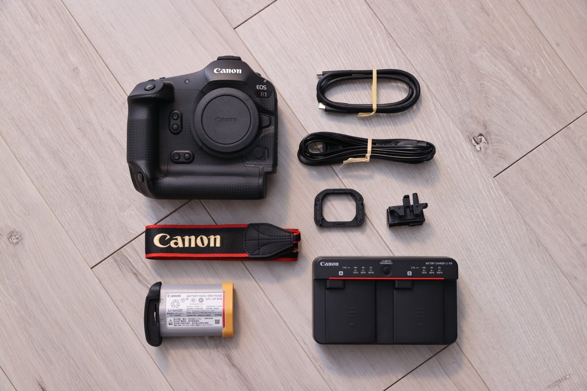 MFSPhoto1979's tweet image. EOS-1D X Mark IIIとの比較。付属品の内容自体はたぶんあまり変化がない。僕が並べ方を覚えてなくて配置が違う()

#EOSR1 #EOS1DXMarkIII #Canon