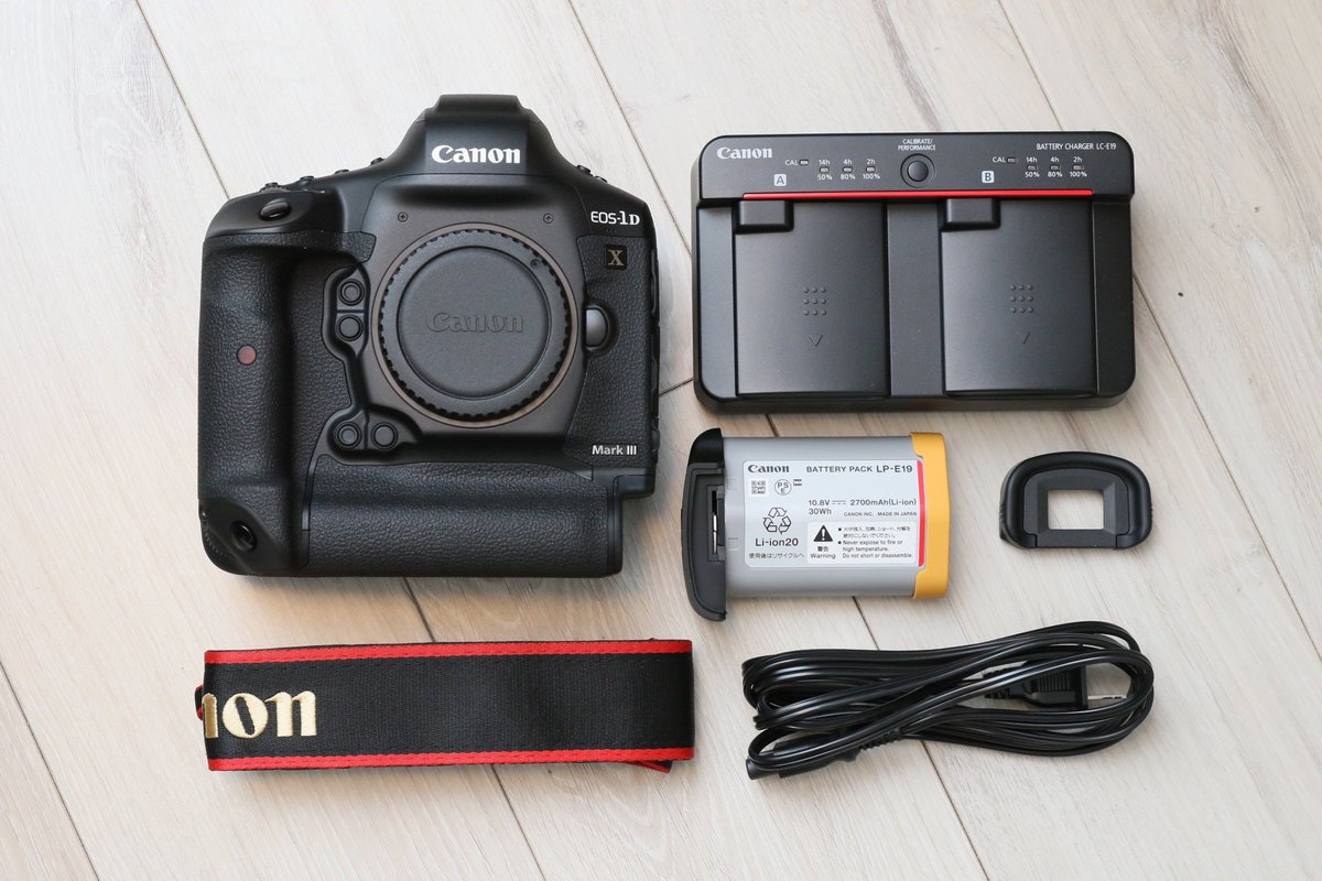 MFSPhoto1979's tweet image. EOS-1D X Mark IIIとの比較。付属品の内容自体はたぶんあまり変化がない。僕が並べ方を覚えてなくて配置が違う()

#EOSR1 #EOS1DXMarkIII #Canon