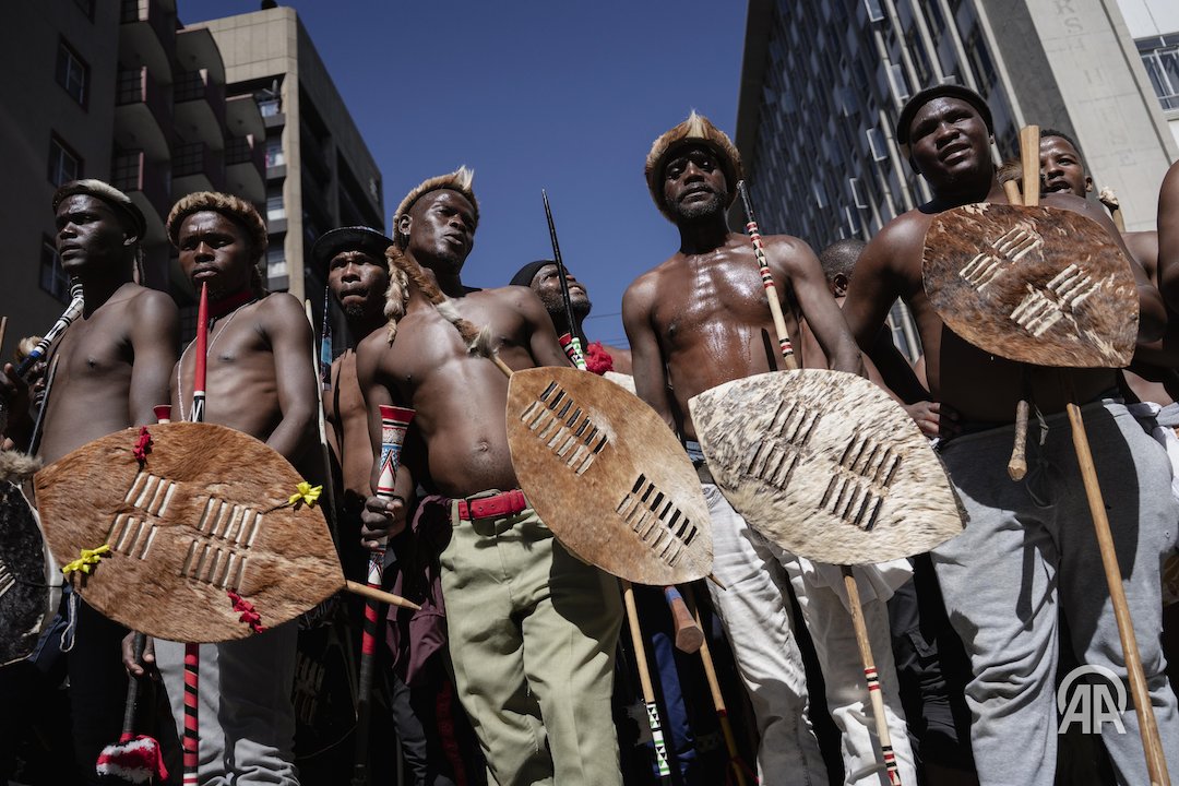 Anti-immigration demonstrators, wearing traditional Zulu attire, gather to stage a protest in Johannesburg, South Africa https://t.co/Rxc028L8DD 📸: Ihsaan Haffejee