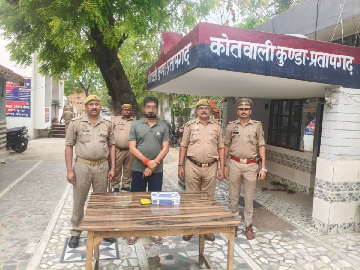 👉 प्रतापगढ़ पुलिस की बड़ी कार्यवाही: हर्ष फायरिंग कर गंभीर रूप से घायल करने वाला अभियुक्त गिरफ्तार, घटना में प्रयुक्त पिस्टल व कारतूस बरामद-

➡️ पुलिस अधीक्षक, प्रतापगढ़ के निर्देशन में थाना कुण्डा पुलिस द्वारा हर्ष फायरिंग कर गंभीर रूप से घायल करने वाले 01 अभियुक्त आनन्द शुक्ला