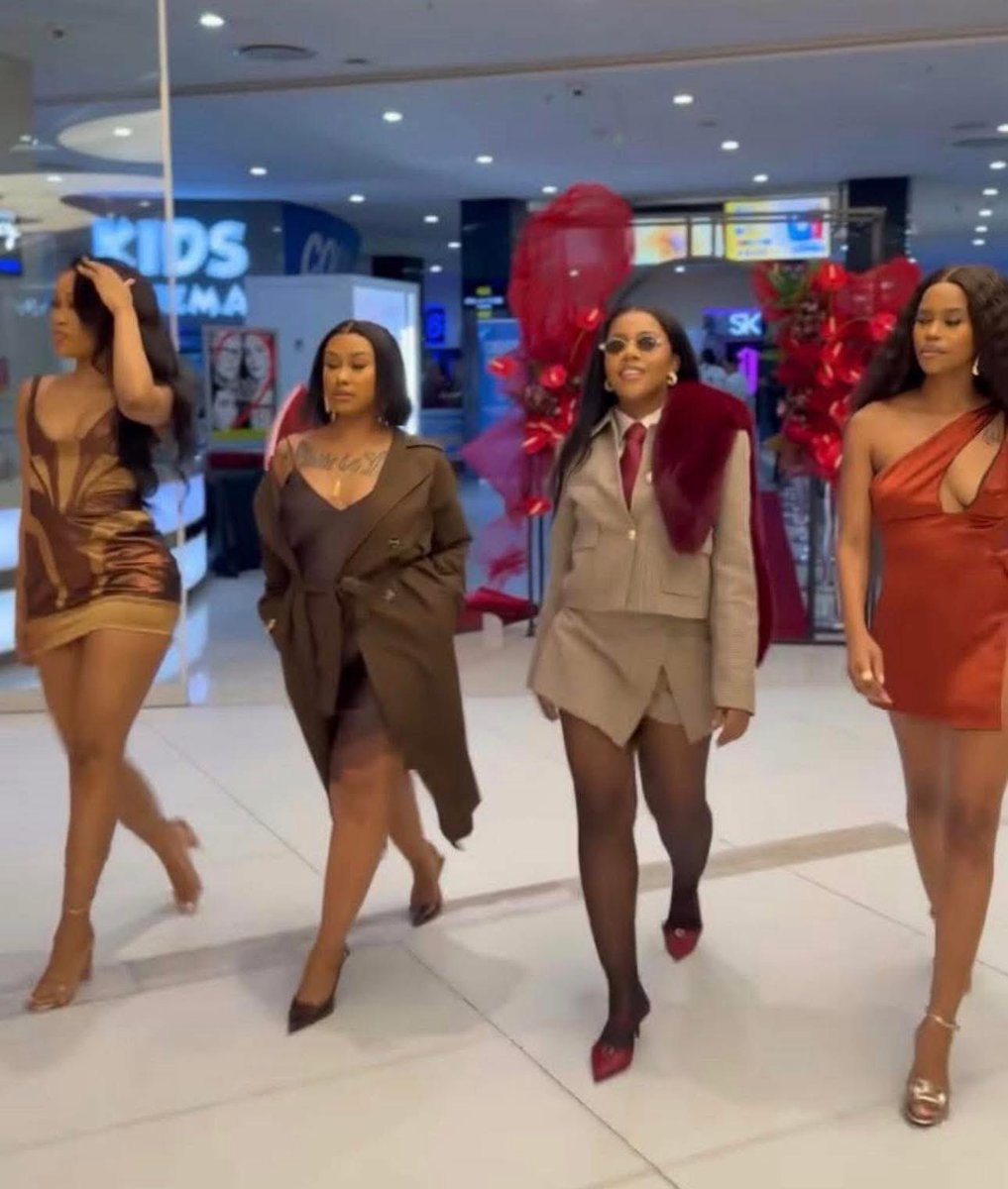 Pebetse_S's tweet photo. What did we do to deserve the Mean Girls!!!!! They are so beautiful ngi loke ngithi Wow!!!!!😭😭😭😭😭❤️❤️❤️❤️❤️🔥🔥🔥🔥🔥🔥🔥🔥  #LiemaPantsiXMagnum #meangirls #Liemapansi  #BBMzansi https://t.co/ed0Q61OxTX
