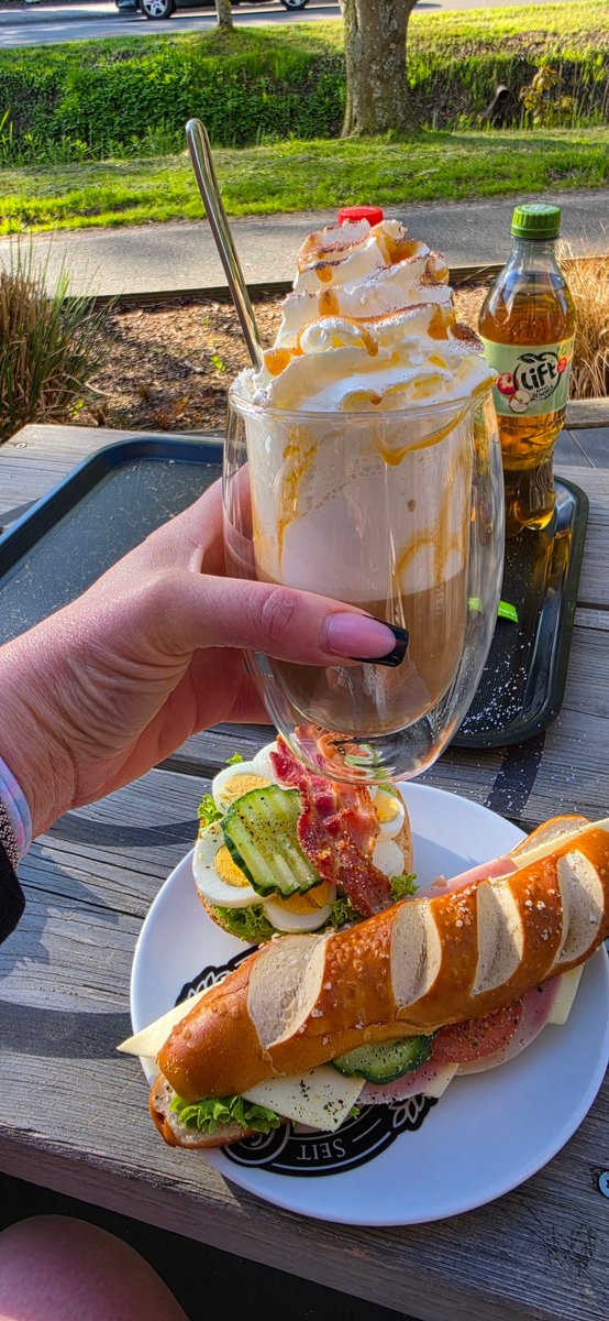MoneyDomMoon's tweet photo. Guten morgen Nutzvieh 

Ich bin mit @Miss_Yamiau frühstücken 🔥

Du wirst natürlich artig unser Frühstück zahlen!
27,20€ 😏 auf mein Konto! https://t.co/USTLB1wL3F
