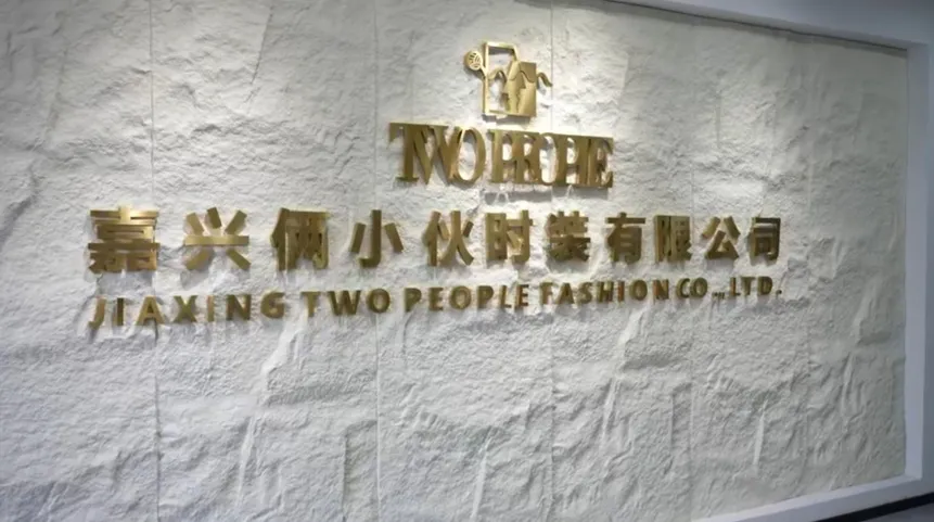 xiuzhouJX's tweet image. From a tiny stall to 1M+ sweater orders worldwide—two young founders in Xiuzhou just flipped the script! Powered by digital B2B and nonstop hustle, their brand is now shipping to Europe, the Americas, and beyond. Old-school industry, new-school growth 🚀 #MadeInChina #Ecommerce